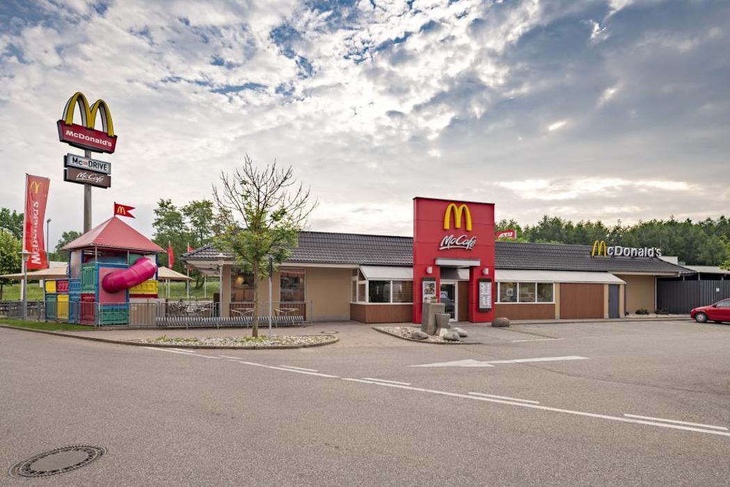 Außenansicht des McDonald’s Restaurants in Abensberg