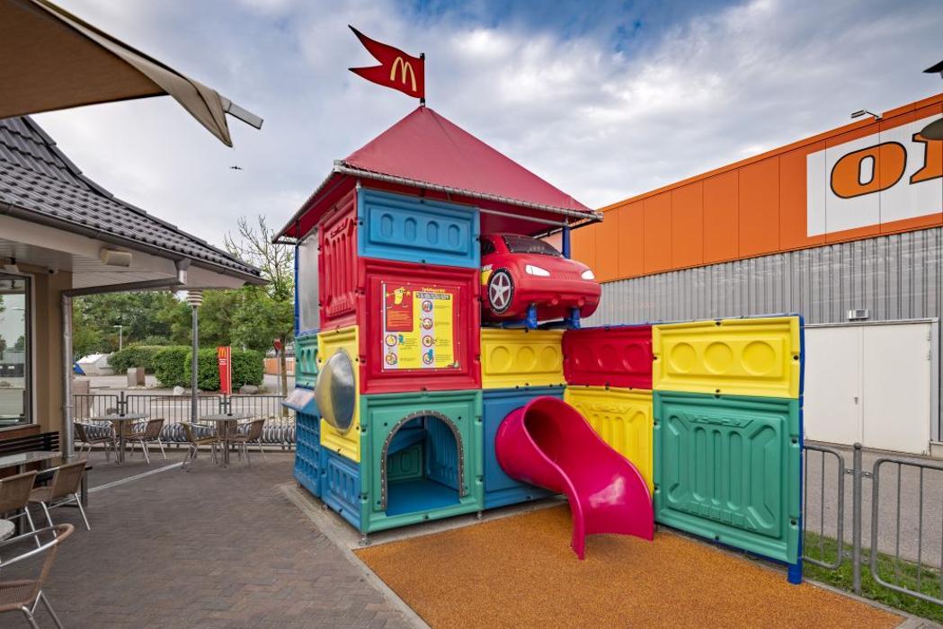 Kinderspielbereich auf der Terrasse des McDonald’s Restaurants Abensberg