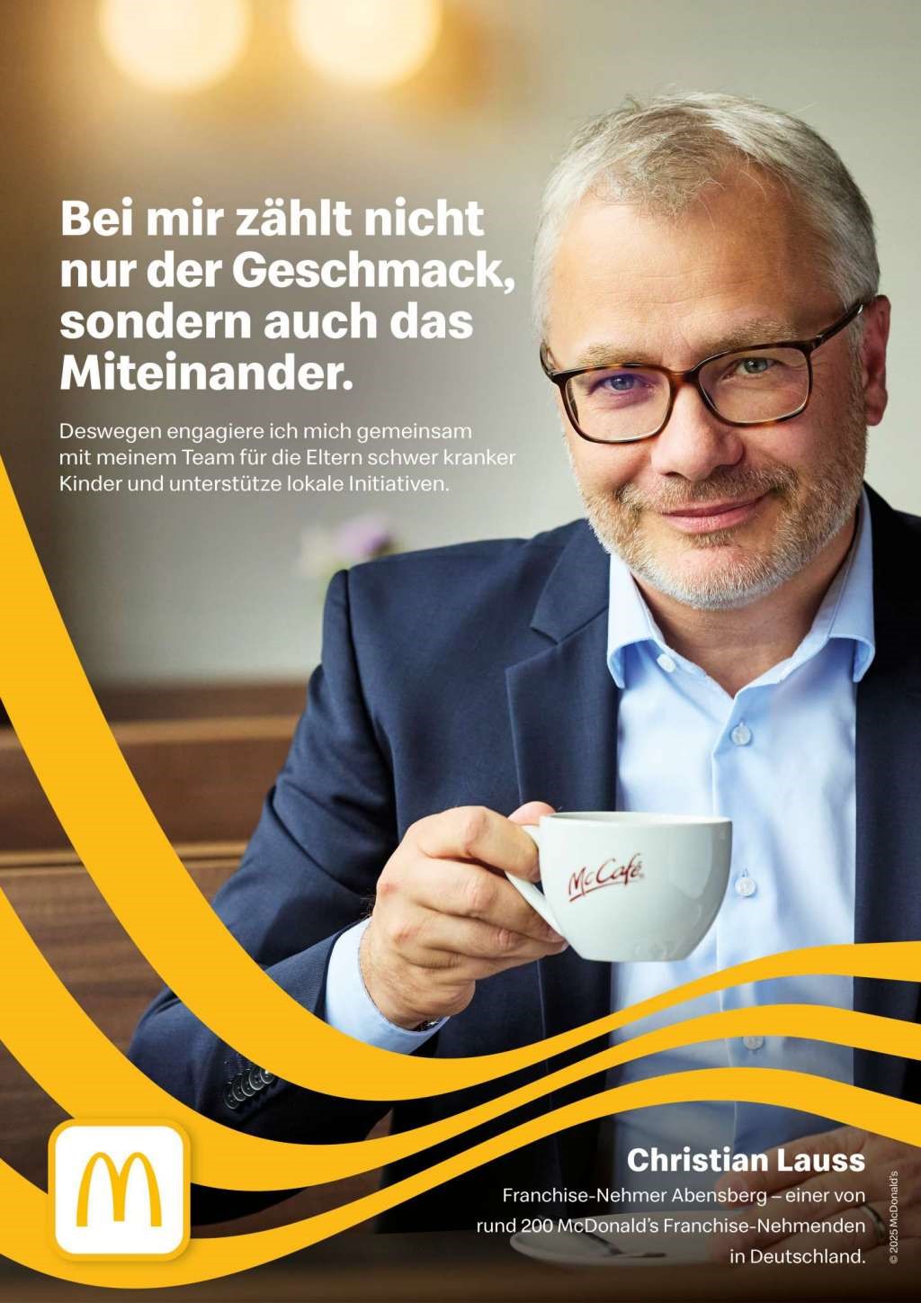 Christian Lauss mit einer McCafé-Tasse. Sein Leitsatz: Bei mir zählt nicht nur der Geschmack, sondern auch das Miteinander. Gemeinsam mit seinem Team unterstützt er die Eltern schwer kranker Kinder und lokale Initiativen.