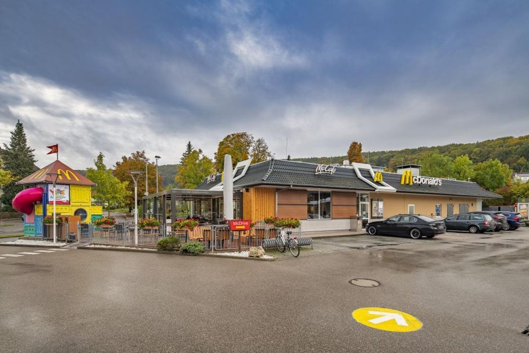 Außenansicht des McDonald’s Restaurants in Kelheim
