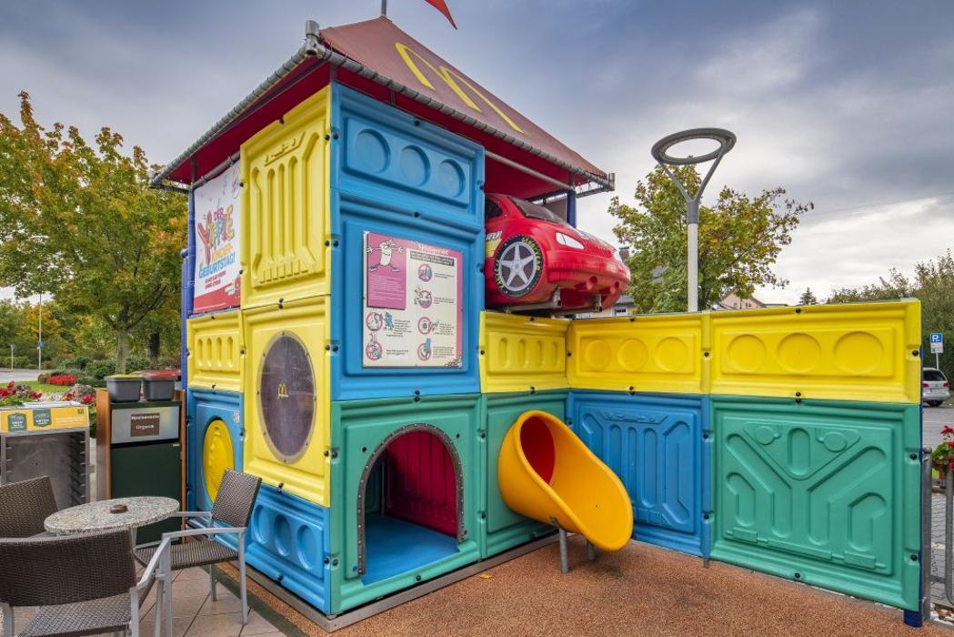 Kinderspielbereich auf der Terrasse des McDonald’s Restaurants Kelheim