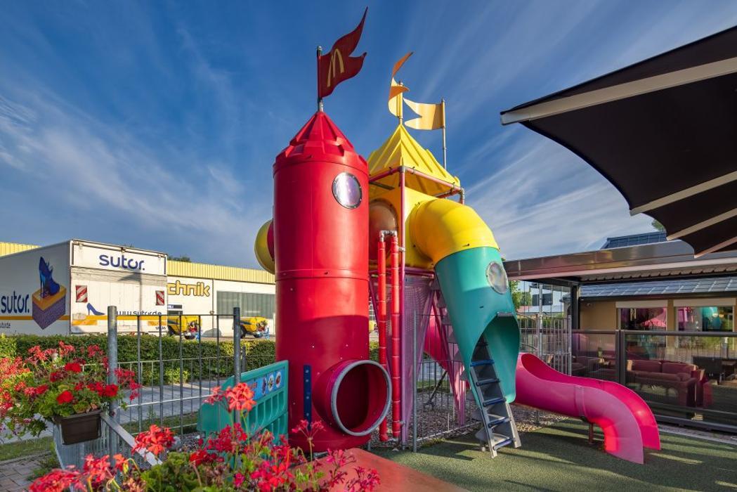 Kinderspielbereich auf der Terrasse des McDonald’s Restaurants Mainburg